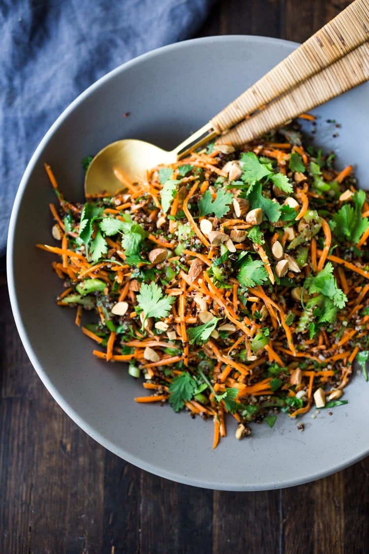 Insalata di quinoa di carote con mandorle e vinaigrette di sidro di mele crude - una deliziosa insalata vegana che può essere fatta in anticipo. #vegan #quinoa #quinoasalad #carrotsalad # vegansalad