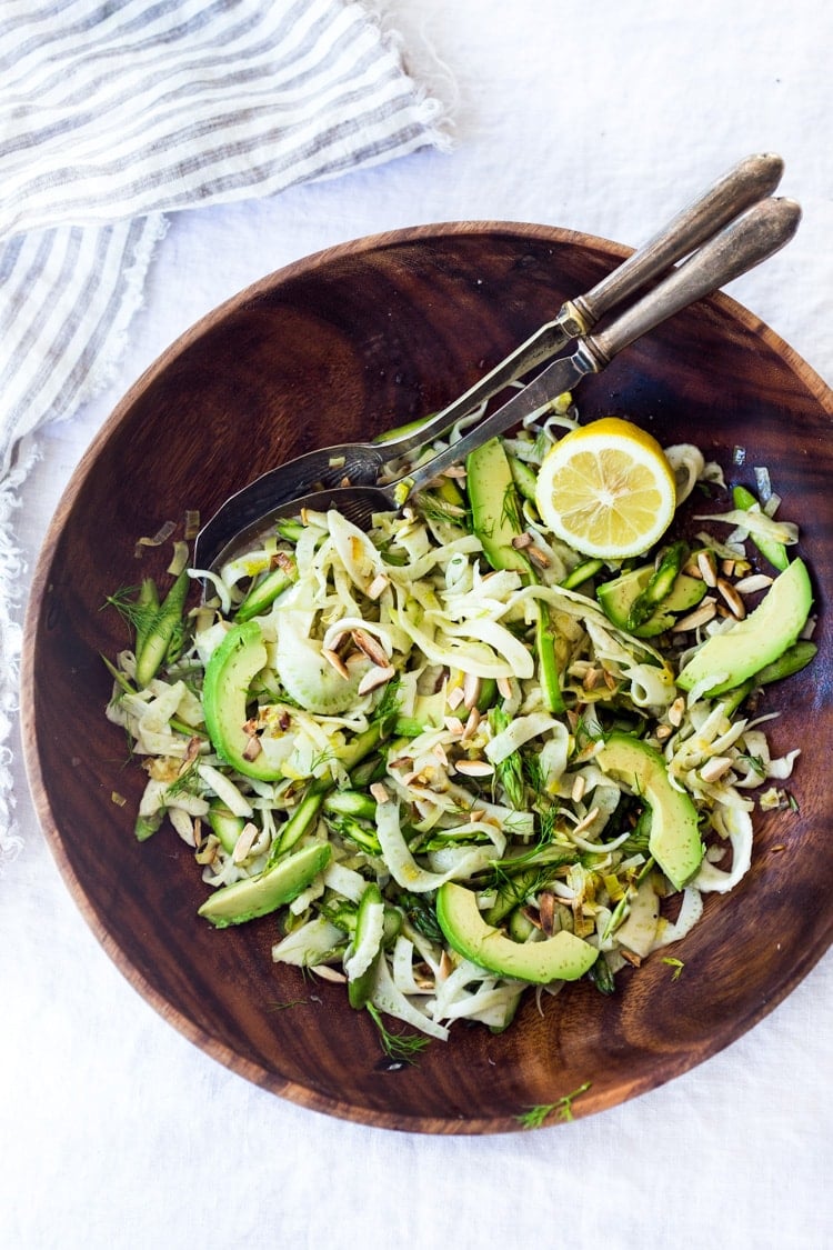 Fenchelspargelsalat mit Mandeln und zitronigem Lauchdressing. Dieser vegane Salat kann im Voraus zubereitet werden, eine perfekte Beilage zu Fisch, Hühnchen oder Tofu. #fenchel #fenchelsalat #Spargel #vegansalat #eatclean #Lauch #Rezept #krautsalat #vegan #pflanzlich