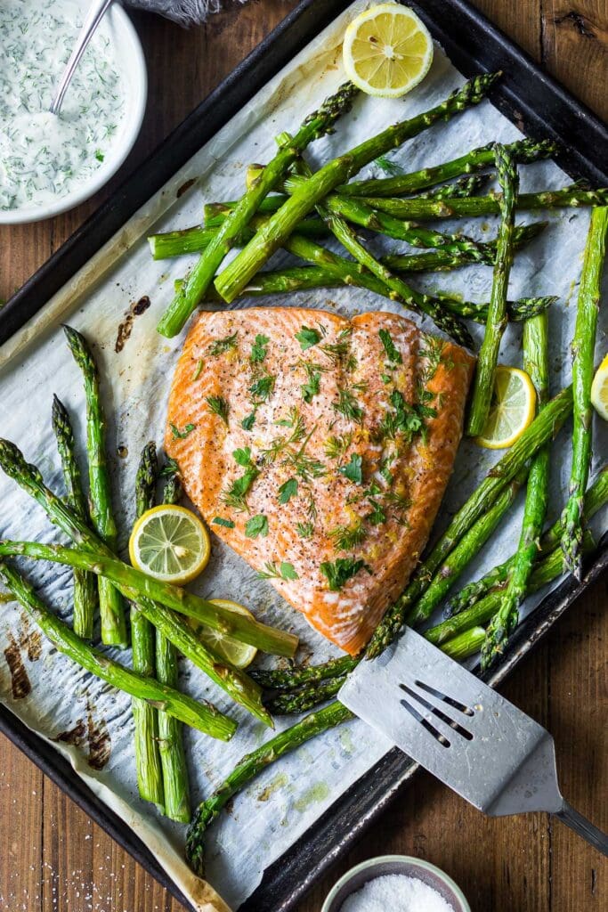 Incredible Valentine's Dinner Ideas: BAKED SALMON WITH DILL SAUCE AND ASPARAGUS.
