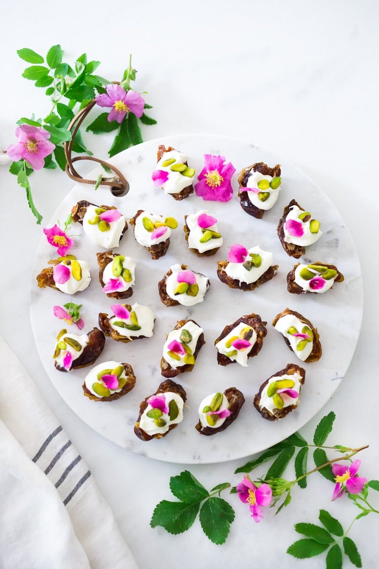 Dattes farcies aux Pétales de Rose sauvage et aux Pistaches - un simple apéritif décadent ou un dessert léger. #stuffeddates #dattes #rosepetals #daterecipes #wildroses #rose #recettes