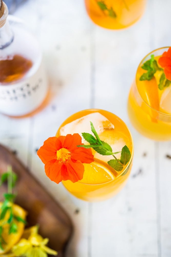 How to make an Aperol Spritz! A refreshing champagne cocktail served over ice perfect for hot summer nights! #aperolspritz #spritz #spritzer #winespritzer #champagnecocktail #summerdrink #cocktail