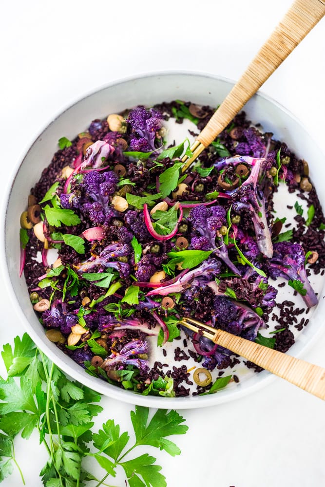 Purple Cauliflower Salad (Sicilian Style!) with olives, grains, capers, parlsely scallions and pickled onions. This vegan healthy salad is easy to make and keeps for several days, perfect for meal prep! | #cauliflowersalad #vegansalad #roastedcauliflowersalad #purplecauliflower