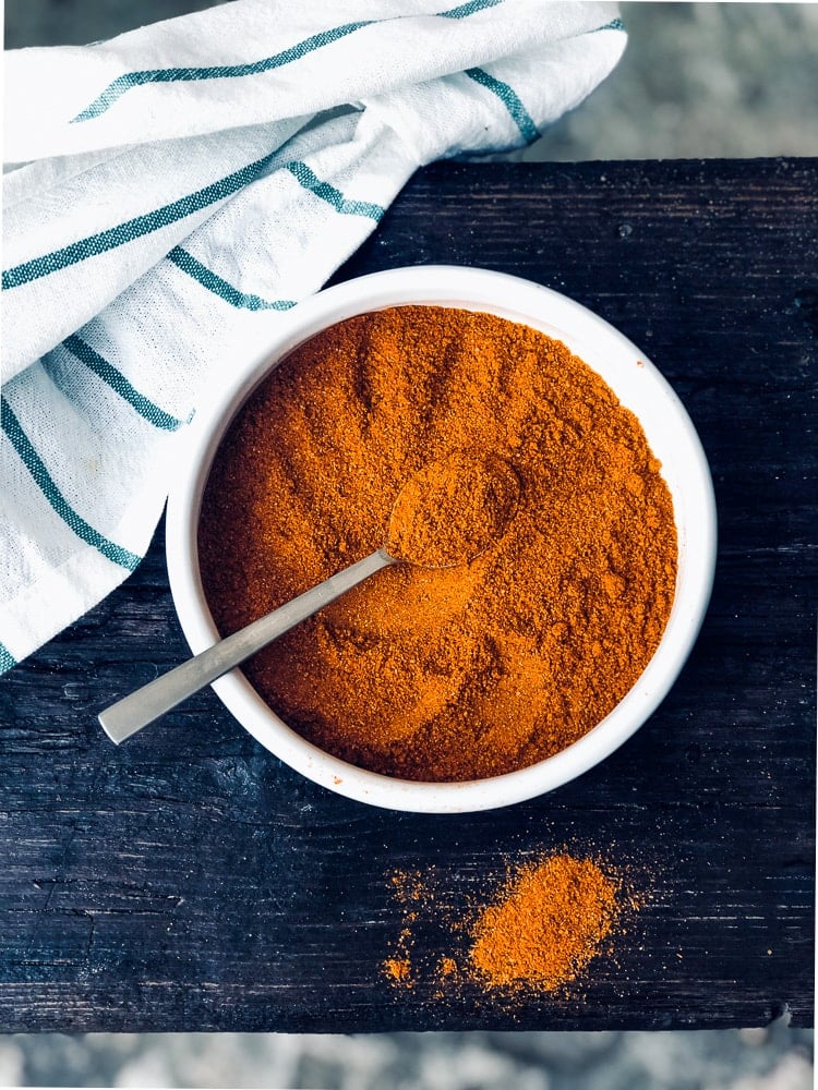 Moroccan Chicken with Ras el Hanout - an aromatic blend of spices used in Moroccan cooking to season tangines, meats, vegetables and stews. #spiceblend #raselhanout