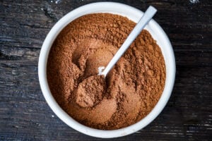 A simple recipe for Ras el Hanout - an aromatic blend of spices used in Moroccan cooking to season tangines, meats, vegetables and stews. #spiceblend #raselhanout