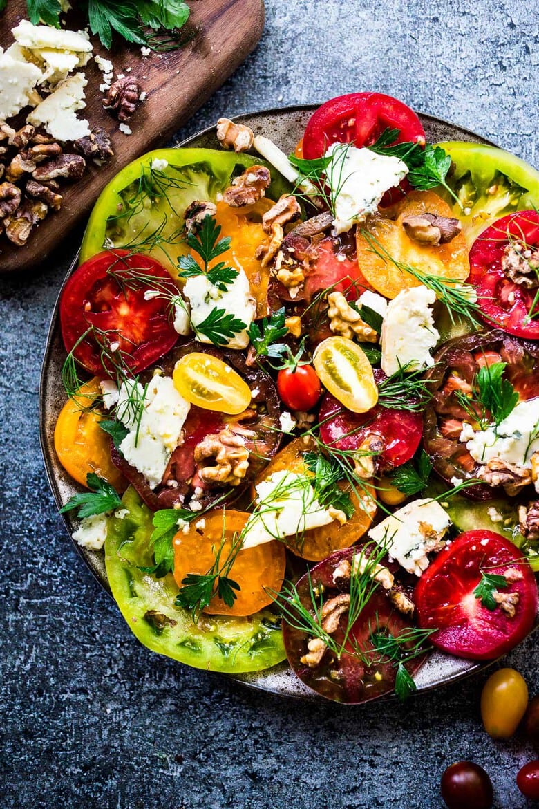 50 MUST-TRY FARMERS MARKET RECIPES! |Heirloom Tomato Salad with Toasted Walnuts and Smoked Blue Cheese - a simple summer salad highlighting sweet and juicy heirloom tomatoes. Can be made in 15 minutes! #tomatosalad #tomatowalnutsalad #heirloomtomatosalad #summersalad #farmersmarketsalad #tomatorecipes #walnutsalad