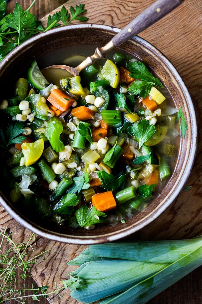 Farmers Market Vegetable Soup- a simple healthy vegan soup that is easy to make and loaded with healthy nutirients- a great way to use up all those farmers market veggies! Great for Sunday meal prep! #vegetarian #mealprep #veganmealprep #vegetablesoup #farmersmarket #vegansoup #healthysoup 