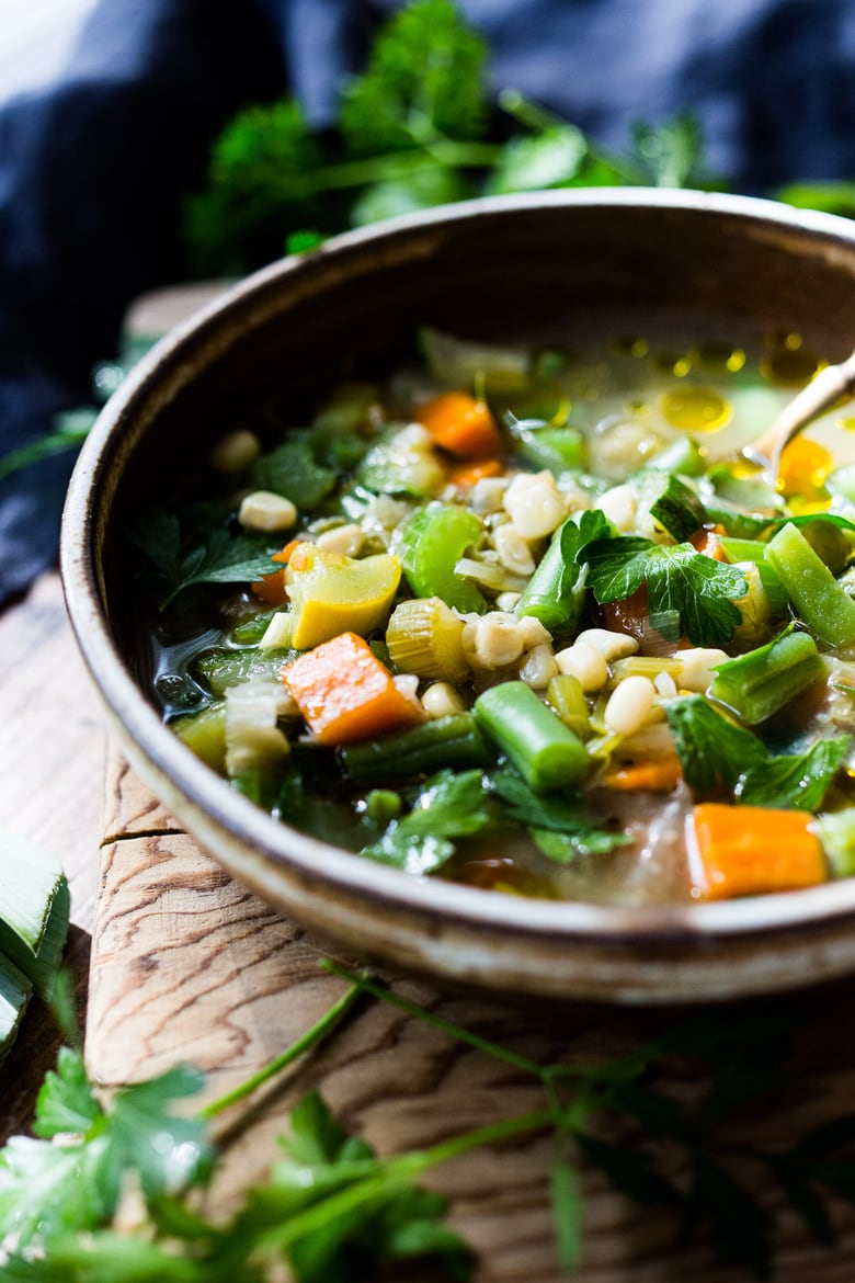 Farmers Market Vegetable Soup- a simple healthy vegetable soup recipe that is easy to make and loaded with healthy nutrients- a delicious way to use up all those farmers market veggies! Great for Sunday meal prep! Can be made in an Instant Pot. #vegetarian #mealprep #veganmealprep #instantpot #vegetablesoup #farmersmarket #vegansoup #healthysoup