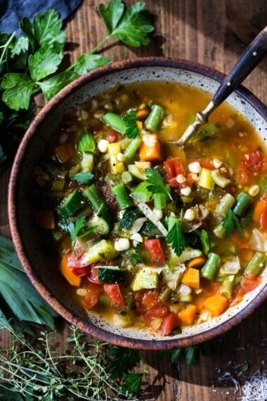 Farmers Market Vegetable Soup- a simple healthy vegan soup that is easy to make and loaded with healthy nutirients- a great way to use up all those farmers market veggies! Great for Sunday meal prep! #vegetarian #mealprep #veganmealprep #vegetablesoup #farmersmarket #vegansoup #healthysoup