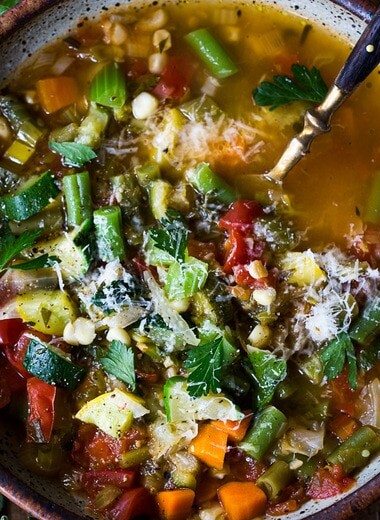 Farmers Market Vegetable Soup- a simple healthy vegan soup that is easy to make and loaded with healthy nutirients- a great way to use up all those farmers market veggies! Great for Sunday meal prep! #vegetarian #mealprep #veganmealprep #vegetablesoup #farmersmarket #vegansoup #healthysoup