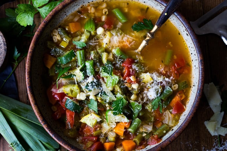 Farmers Market Vegetable Soup- a simple healthy vegan soup that is easy to make and loaded with healthy nutirients- a great way to use up all those farmers market veggies! Great for Sunday meal prep! #vegetarian #mealprep #veganmealprep #vegetablesoup #farmersmarket #vegansoup #healthysoup