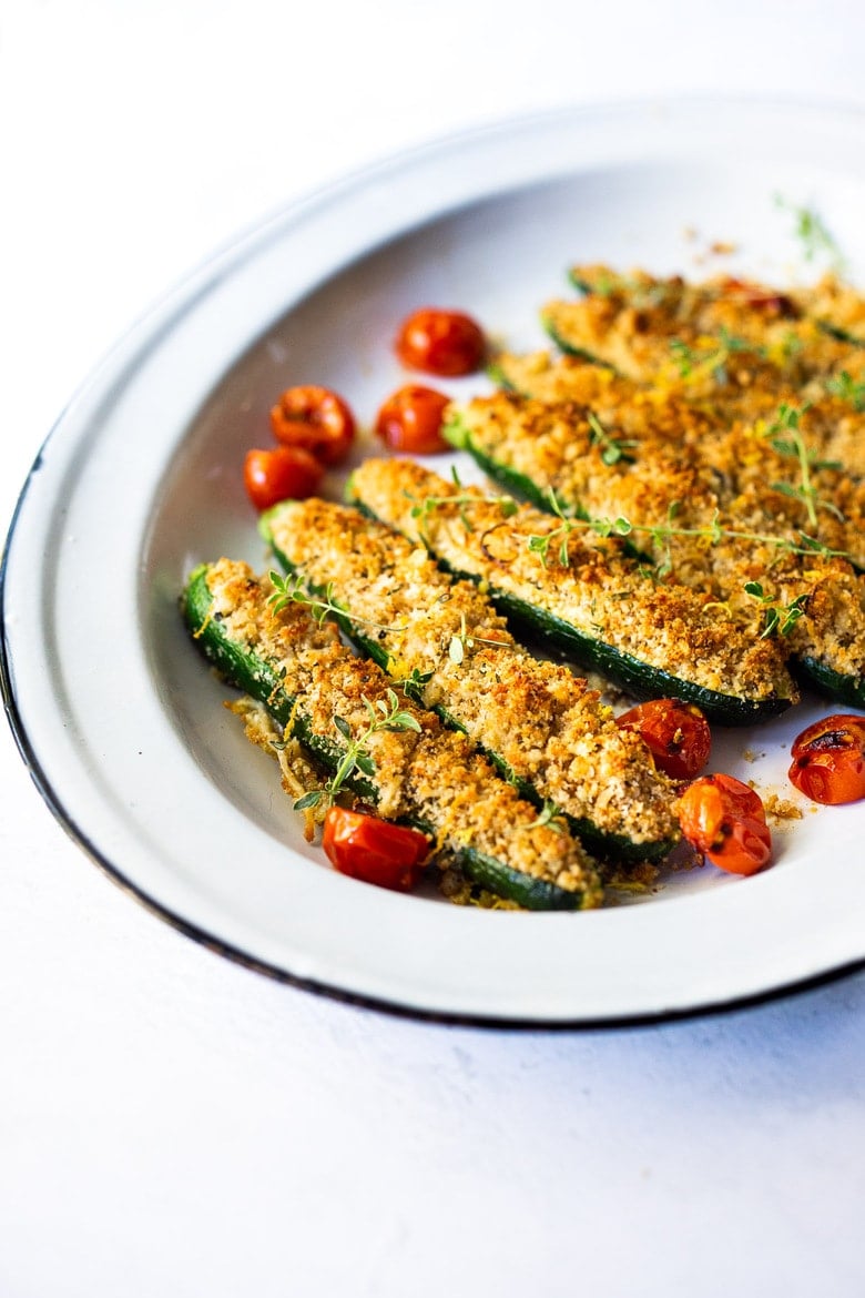 Baked Zucchini with Garlicky Parmesan Breadcrumbs- a simple easy vegetarian side dish that is baked in the oven.Kid-friendly and Gluten-free adaptable! | #zucchinirecipes #bakedzucchini #vegetarian #sidedish #healhysidedish