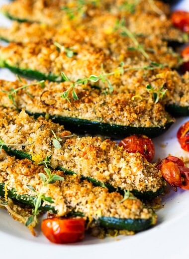 Baked Zucchini with Garlicky Parmesan Bread Crumbs- a simple easy vegetarian side dish that is baked in the oven. | #zucchinirecipes #bakedzucchini #vegetarian #sidedish #healhysidedish