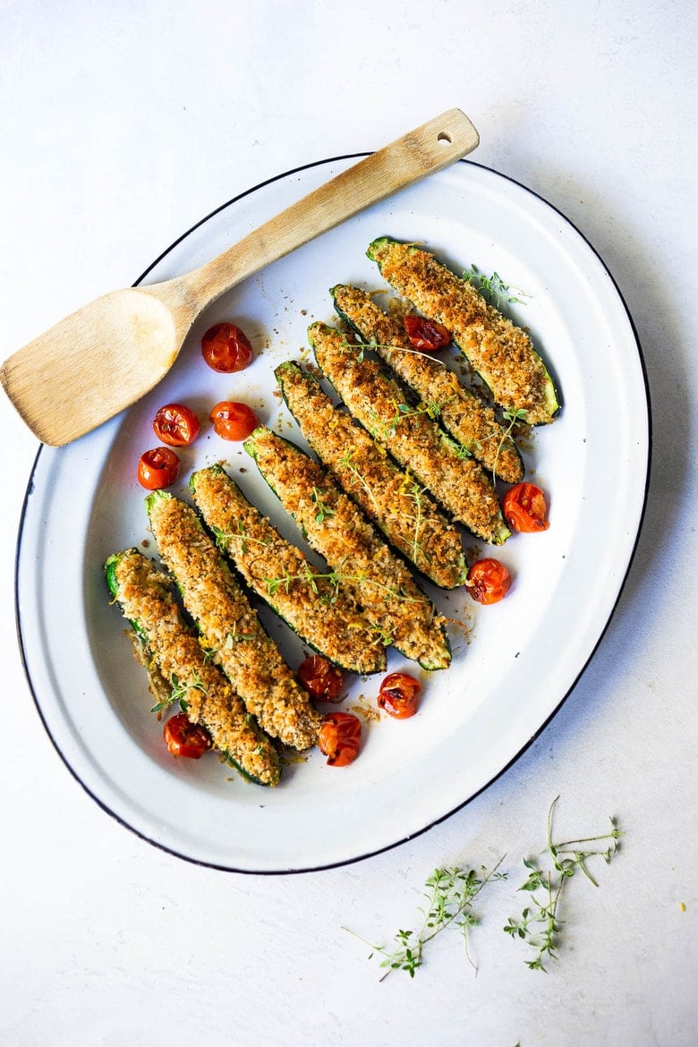 Baked Zucchini with Garlicky Parmesan Breadcrumbs- a simple easy vegetarian side dish that is baked in the oven.Kid-friendly and Gluten-free adaptable! | #zucchinirecipes #bakedzucchini #vegetarian #sidedish #healhysidedish