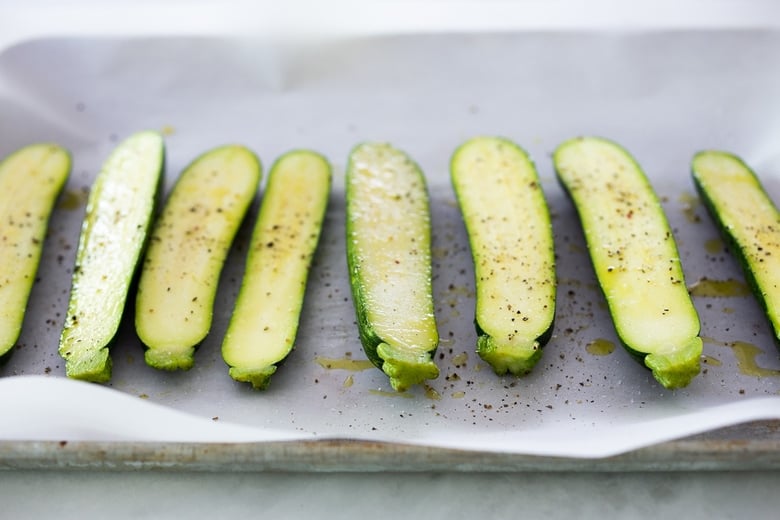 Baked Zucchini with Garlicky Parmesan Bread Crumbs- a simple easy vegetarian side dish that is baked in the oven. | #zucchinirecipes #bakedzucchini #vegetarian #sidedish #healhysidedish 