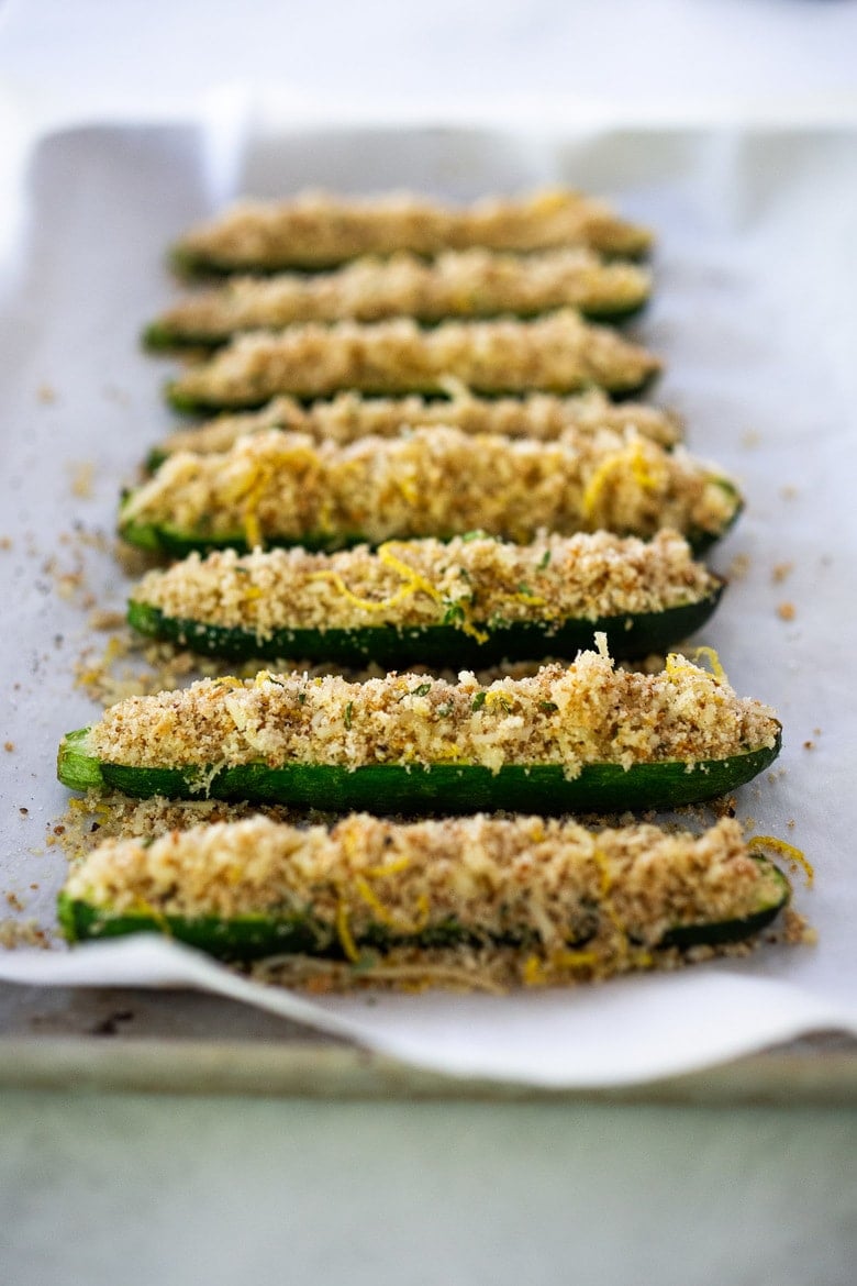 Baked Zucchini with Garlicky Parmesan Bread Crumbs- a simple easy vegetarian side dish that is baked in the oven. | #zucchinirecipes #bakedzucchini #vegetarian #sidedish #healhysidedish 