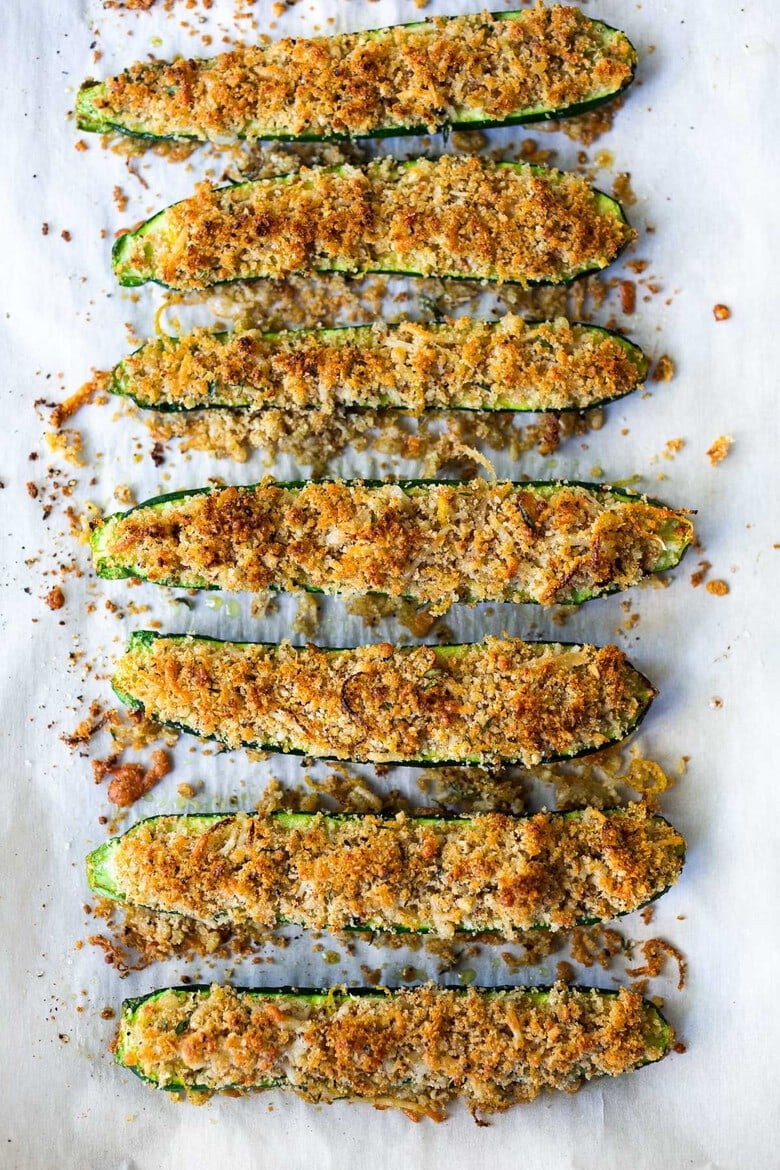 Baked Zucchini with Garlicky Parmesan Breadcrumbs- a simple easy vegetarian side dish that is baked in the oven.Kid-friendly and Gluten-free adaptable! | #zucchinirecipes #bakedzucchini #vegetarian #sidedish #healhysidedish