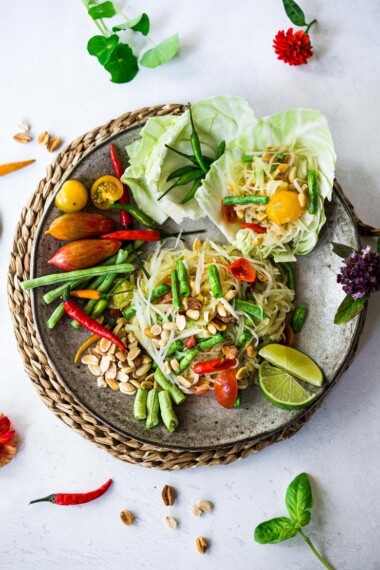 Green Papaya Salad {Bangkok Style!} - a light, healthy and refreshing salad bursting with authentic Thai Flavors! #greenpapayasalad #papayasalad #thaisalad #thaifood #thairecipes