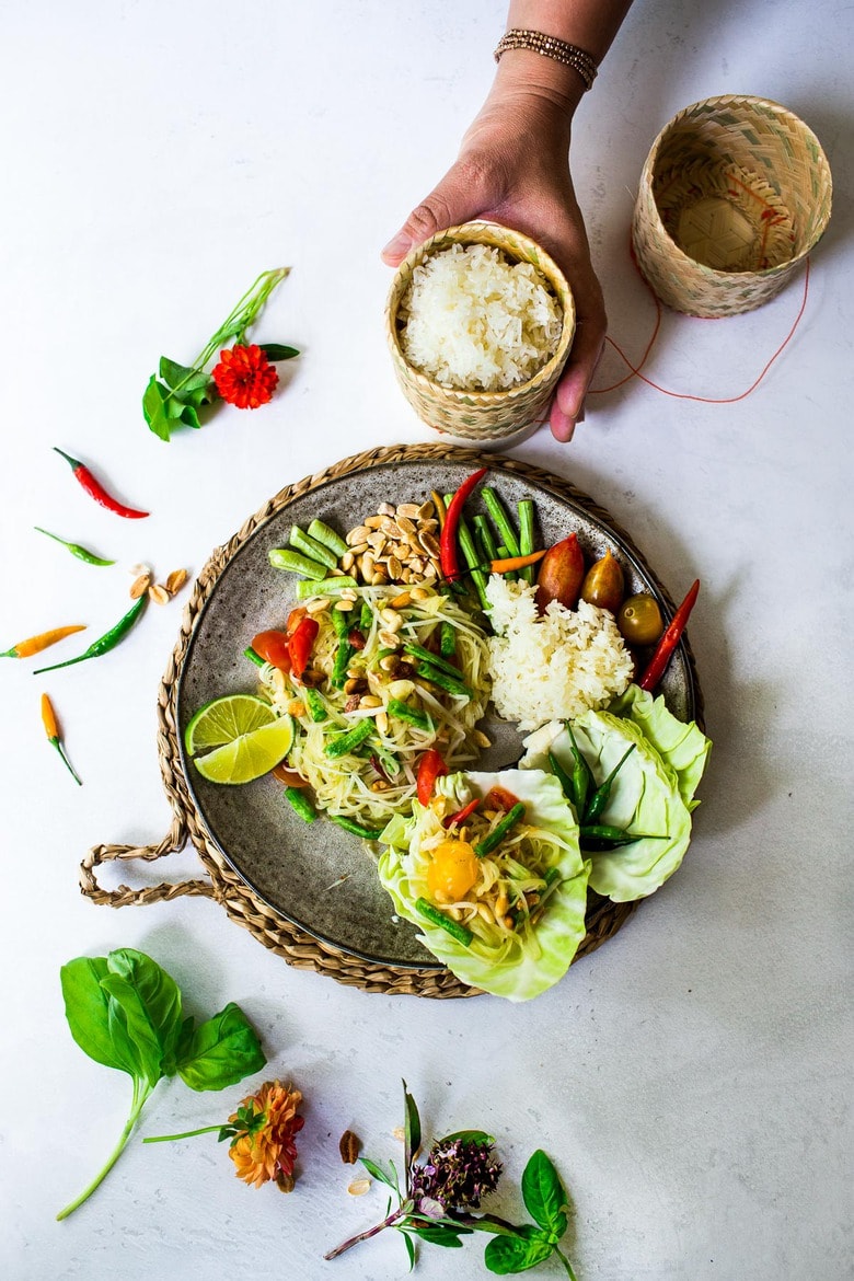 Green Papaya Salad {Bangkok Style!} - a light, healthy and refreshing salad bursting with authentic Thai Flavors! #greenpapayasalad #papayasalad #thaisalad #thaifood #thairecipes