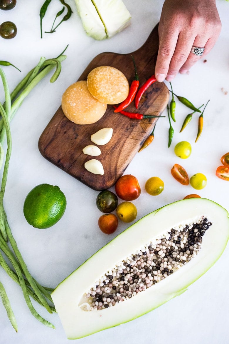 Green Papaya Salad {Bangkok Style!} - a light, healthy and refreshing salad bursting with authentic Thai Flavors! #greenpapayasalad #papayasalad #thaisalad #thaifood #thairecipes 