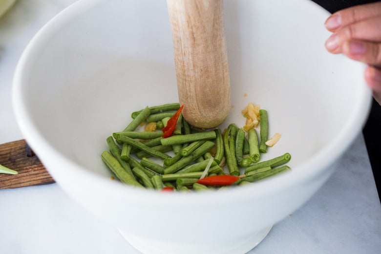 Green Papaya Salad {Bangkok Style!} - a light, healthy and refreshing salad bursting with authentic Thai Flavors! #greenpapayasalad #papayasalad #thaisalad #thaifood #thairecipes 