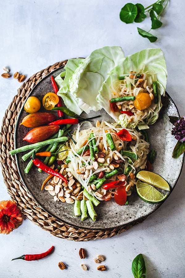 Green Papaya Salad {Bangkok Style!} - a light, healthy and refreshing salad bursting with authentic Thai Flavors! #greenpapayasalad #papayasalad #thaisalad #thaifood #thairecipes