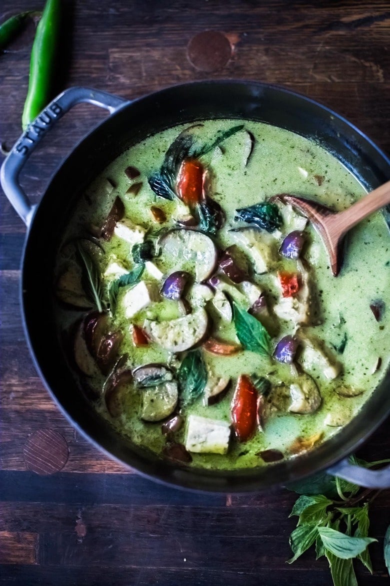 Thai Green Curry with vegetables and tofu -a fast and easy vegetarian weeknight dinner! #thaigreencurry #greencurry #greencurrytofu