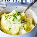 The easiest recipe for Instant Pot Mashed Potatoes - can be made in just 25 minutes! Vegan adaptable! #mashedpotatoes #instantpot #sides #thanksgivingsides #sidedishes