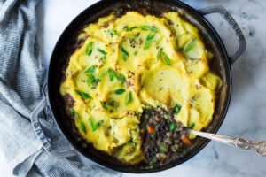 Indian-Spiced, Vegetarian Shepherd's Pie with lentils, veggies and fragrant Garam Masala, topped with curry mashed potatoes. Truly one of the most delicious vegetarian recipes on the blog! #sheperdspie #vegetarianshepherdspie #indianrecipes #garammasala #lentils #vegetariandinner