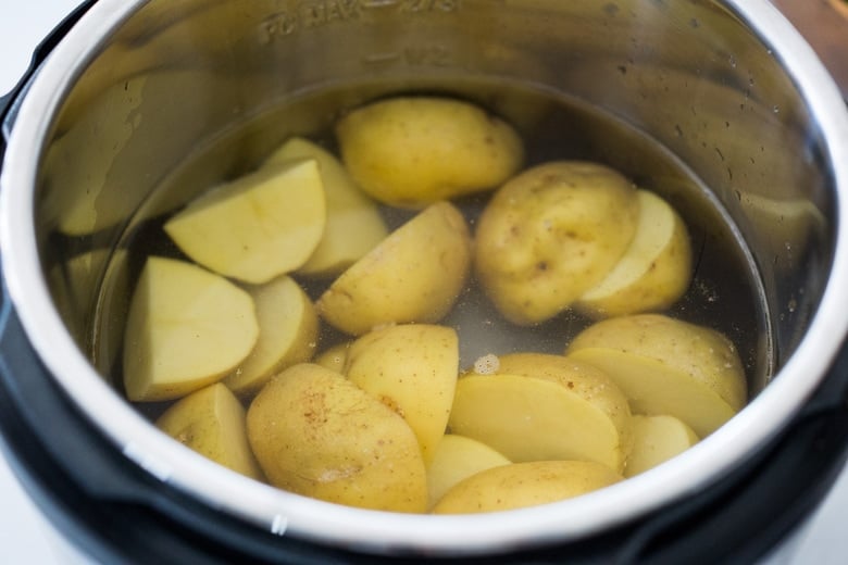 The easiest recipe for Instant Pot Mashed Potatoes - can be made in just 25 minutes! Vegan adaptable! #mashedpotatoes #instantpot #sides #thanksgivingsides #sidedishes