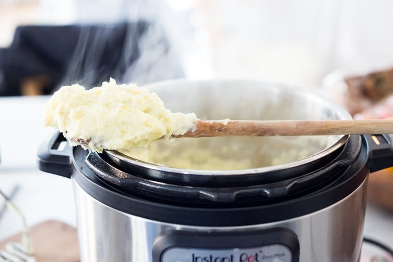 The easiest recipe for Instant Pot Mashed Potatoes - can be made in just 25 minutes! Vegan adaptable! #mashedpotatoes #instantpot #sides #thanksgivingsides #sidedishes