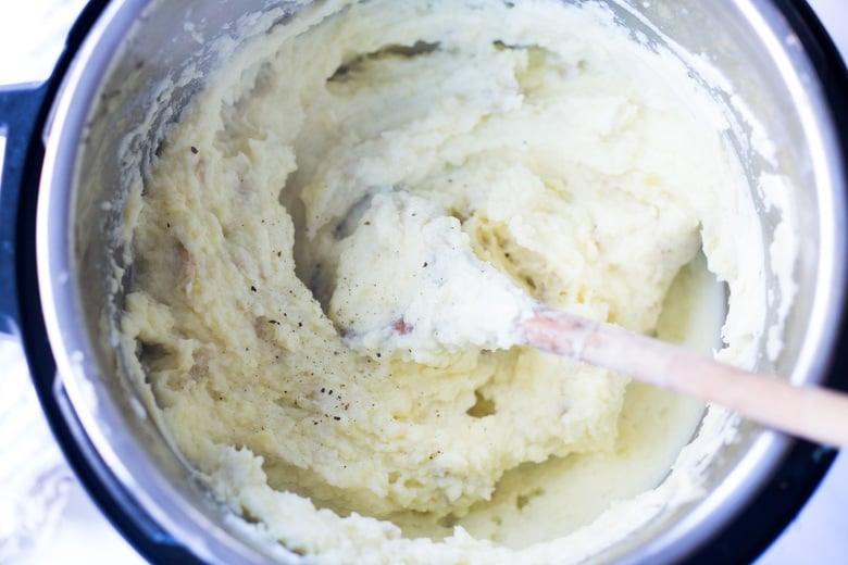 The easiest recipe for Instant Pot Mashed Potatoes - can be made in just 25 minutes! Vegan adaptable! #mashedpotatoes #instantpot #sides #thanksgivingsides #sidedishes