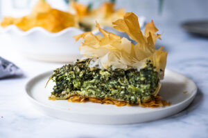 Spanakopita Pie - an easy, authentic, healthy recipe for spanakopita, made in a pie pan! #spanakopita #spinachrecipes #phyllo #spanakopitapie #phyllodough