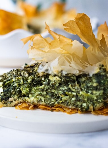 Spanakopita Pie - an easy, authentic, healthy recipe for spanakopita, made in a pie pan! #spanakopita #spinachrecipes #phyllo #spanakopitapie #phyllodough
