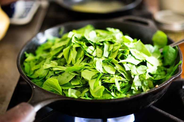 Spanakopita Pie - an easy, authentic, healthy recipe for spanakopita, made in a pie pan! #spanakopita #spinachrecipes #phyllo #spanakopitapie #phyllodough