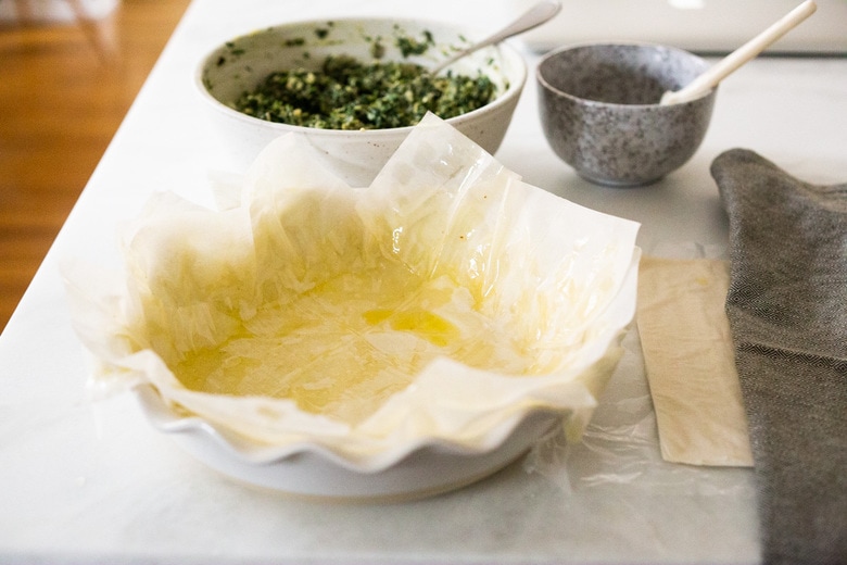 Spanakopita Pie - an easy, authentic, healthy recipe for spanakopita, made in a pie pan! #spanakopita #spinachrecipes #phyllo #spanakopitapie #phyllodough