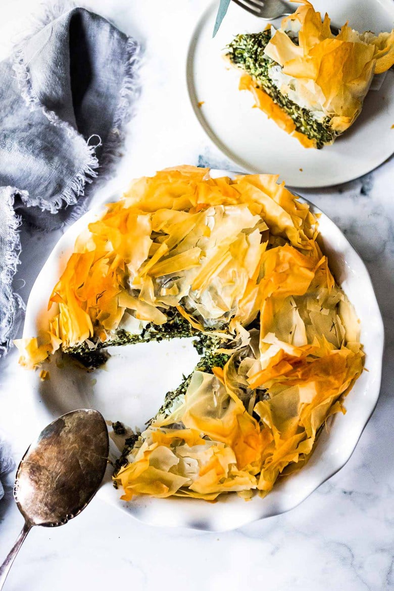 Spanakopita Pie - an easy, authentic, healthy recipe for spanakopita, made in a pie pan! #spanakopita #spinachrecipes #phyllo #spanakopitapie #phyllodough