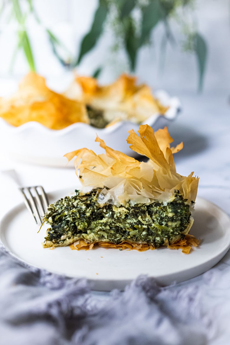 Spanakopita Pie - an easy, authentic, healthy recipe for spanakopita, made in a pie pan! #spanakopita #spinachrecipes #phyllo #spanakopitapie #phyllodough