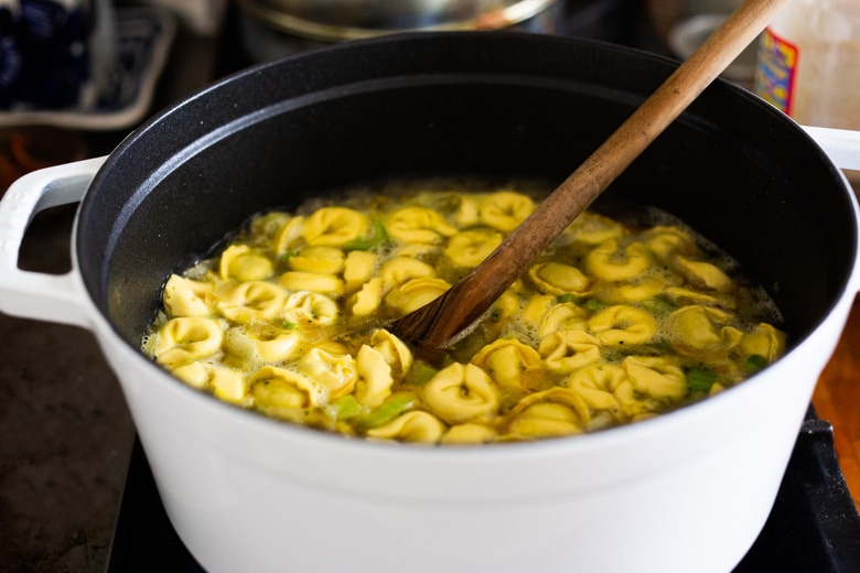 Brothy Tortellini soup with Spinach, Basil & White beans- a mouthwatering vegetarian soup that can be made in 25 minutes! #vegetarian #vegetariansoup #whitebeansoup #spinachsoup #tortellini #tortellinisoup