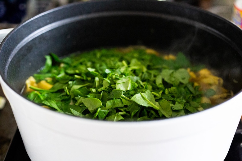 Brothy Tortellini soup with Spinach, Basil & White beans- a mouthwatering vegetarian soup that can be made in 25 minutes! #vegetarian #vegetariansoup #whitebeansoup #spinachsoup #tortellini #tortellinisoup