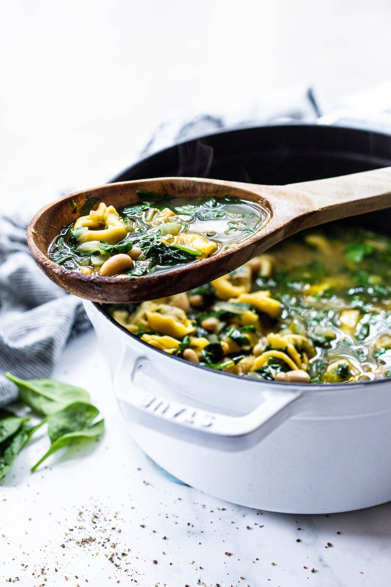 Brothy Tortellini soup with Spinach, Basil & White beans- a mouthwatering vegetarian soup that can be made in 25 minutes! #vegetarian #vegetariansoup #whitebeansoup #spinachsoup #tortellini #tortellinisoup