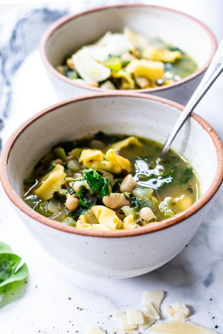 Brothy Tortellini soup with Spinach, Basil & White beans- a mouthwatering vegetarian soup that can be made in 25 minutes! #vegetarian #vegetariansoup #whitebeansoup #spinachsoup #tortellini #tortellinisoup