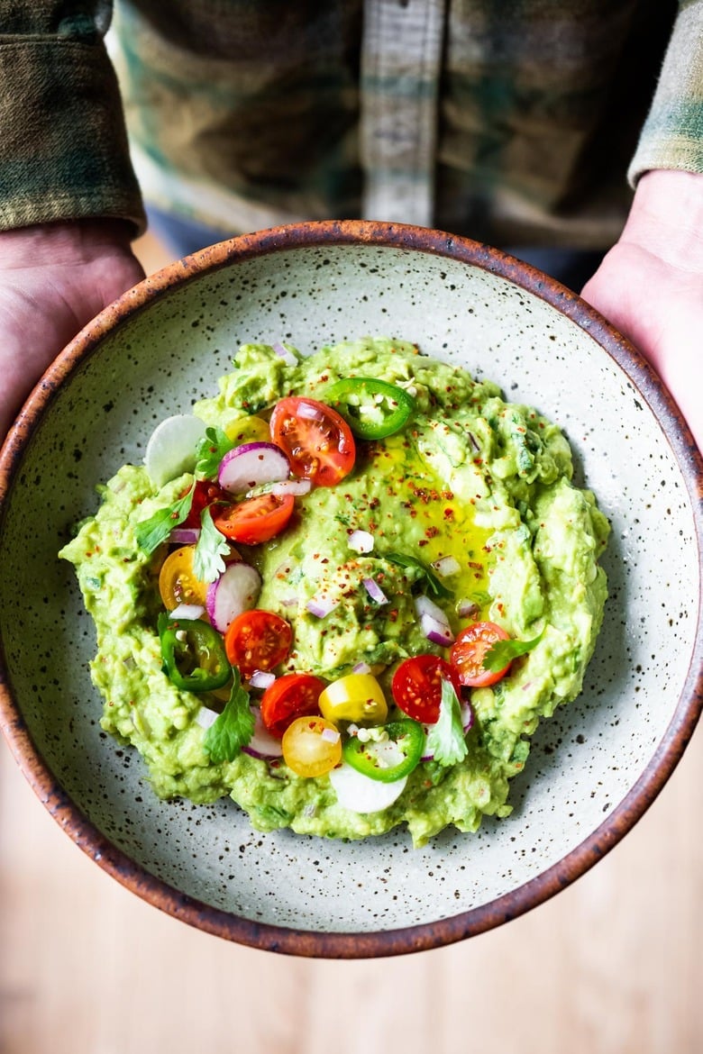 How to make the BEST guacamole! A simple easy recipe for Guacamole that will be the hit of your party! A flavorful Mexican appetizer that is vegan, gluten-free and healthy. #guac #guacamole #guacamolerecipe #avocadodip