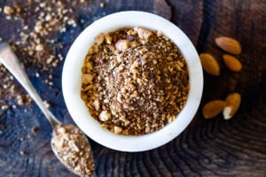 Dukkah is a flavorful Middle Eastern spice blend made with fragrant spices and and toasted nuts. Sprinkle it on soups, salads, eggs, avocado toast, sautéed veggies... to give an earthy flavor and delicious crunch! #dukkah #zaatar #middleeasternspice