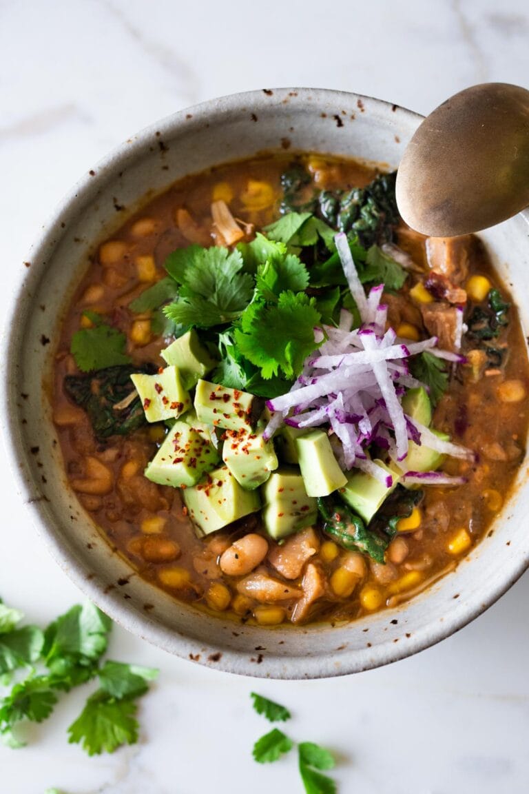 A simple recipe for White Bean Chili with Jackfruit that can be made in an Instant Pot or on the stovetop. Vegan and gluten-free, this fast and easy dinner recipe can be made in 30 minutes! #veganchili #jackfruit #whitebeanchili #vegandinner