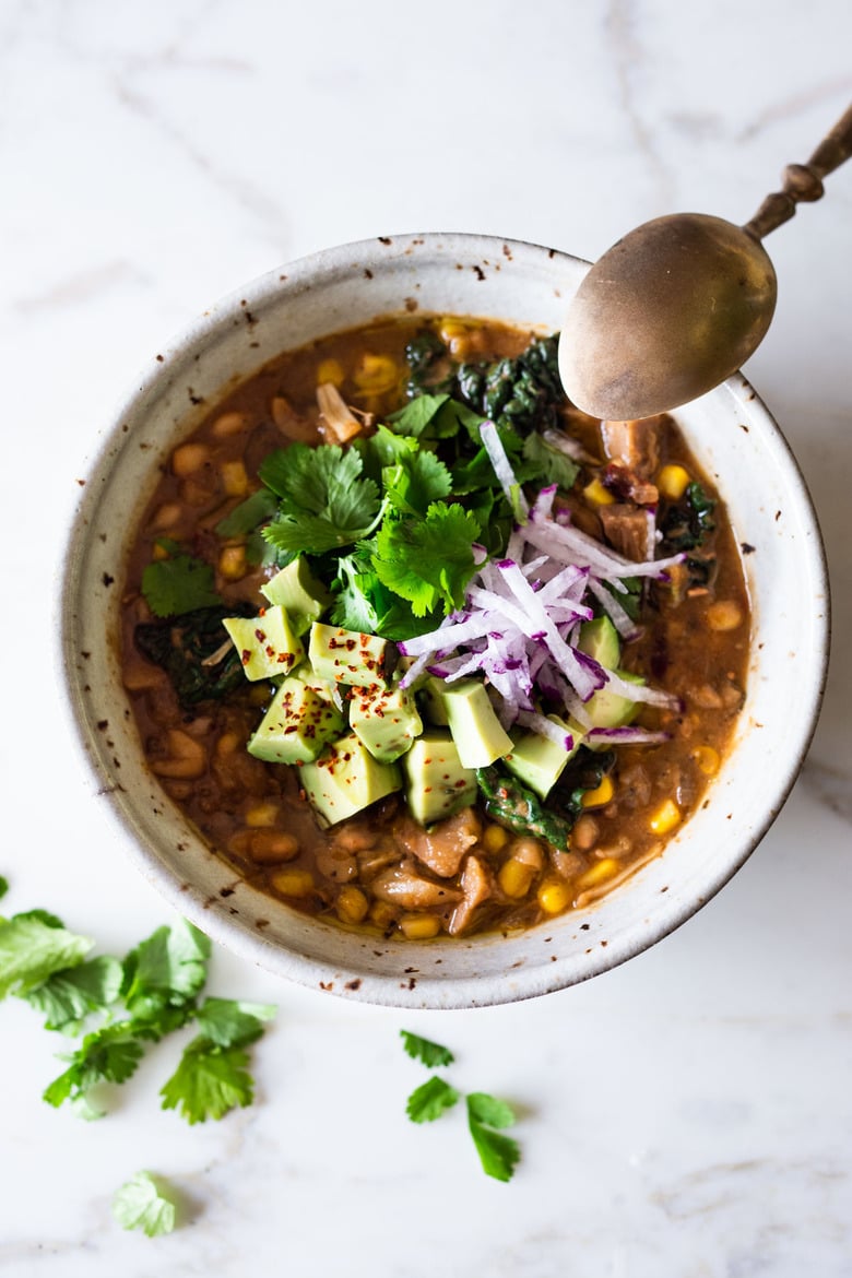 A simple recipe for White Bean Chili with Jackfruit that can be made in an Instant Pot or on the stovetop. Vegan and gluten-free, this fast and easy dinner recipe can be made in 30 minutes! #veganchili #jackfruit #whitebeanchili #vegandinner