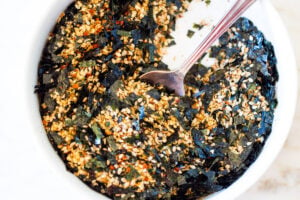 How to make Furikake- a Japanese spice blend made with seaweed, toasted sesame seeds, salt and optional bonito and spices. Use on rice, veggies, fish or avocado toast! Vegan and Gluten-free. #furikake