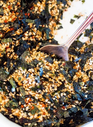 How to make Furikake- a Japanese spice blend made with seaweed, toasted sesame seeds, salt and optional bonito and spices. Use on rice, veggies, fish or avocado toast! Vegan and Gluten-free. #furikake