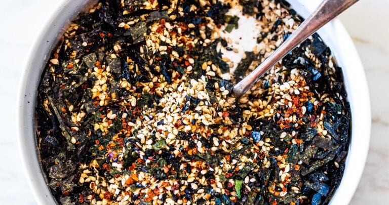 How to make Furikake- a Japanese spice blend made with seaweed, sesame seeds, salt and optional bonito and spices. Use on rice, veggies, fish or avocado toast! Vegan and Gluten-free. #furikake