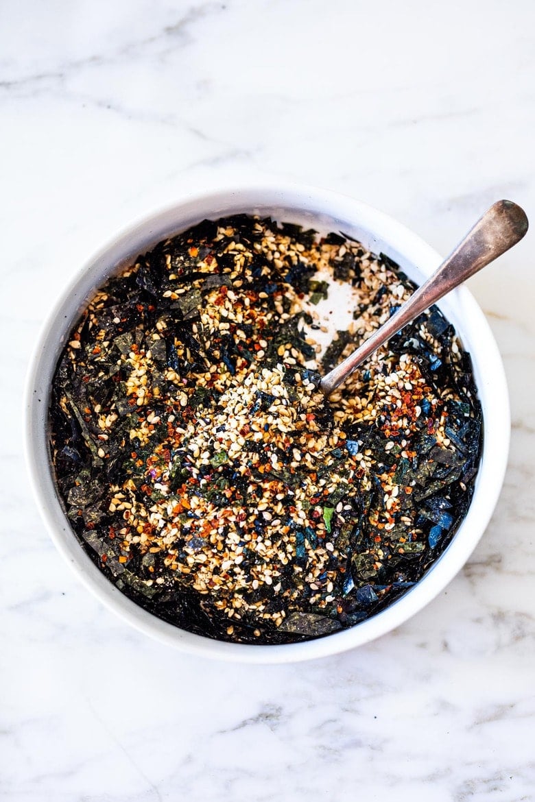 How to make Furikake- a Japanese spice blend made with seaweed, sesame seeds, salt and optional bonito and spices. Use on rice, veggies, fish or avocado toast! Vegan and Gluten-free. #furikake 