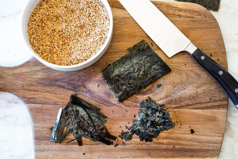 How to make Furikake- a Japanese spice blend made with seaweed, toasted sesame seeds, salt and optional bonito and spices. Use on rice, veggies, fish or avocado toast! Vegan and Gluten-free. #furikake